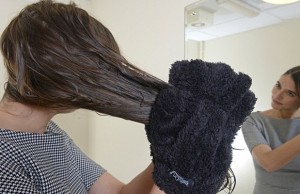 Guanti in microfibra: l’alternativa ecologica al phon (FOTO)