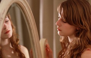 #LoveTheMirror, la campagna fotografica per amare se stessi