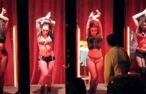 Amsterdam, sexy ballerine con finale a sorpresa (VIDEO)