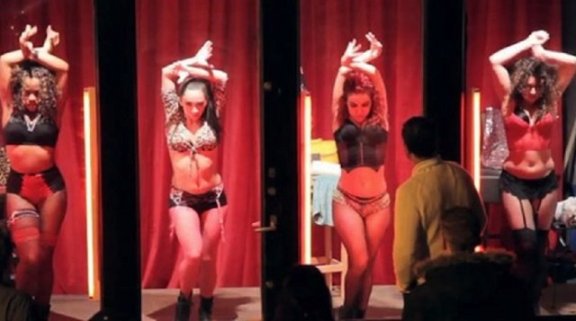 Amsterdam, sexy ballerine con finale a sorpresa (VIDEO)