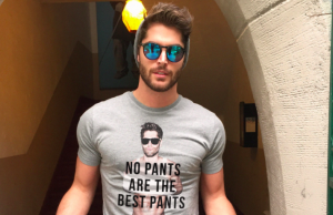 Nick Bateman e le t-shirt ‘No Pants Are the Best Pants’ (FOTO)