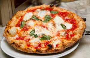 ‘Noi mangiamo la pizza, tiè!’ (VIDEO)