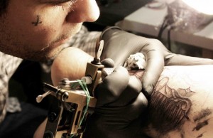 Si fa tatuare da ubriaco: il risultato è terribile (FOTO)