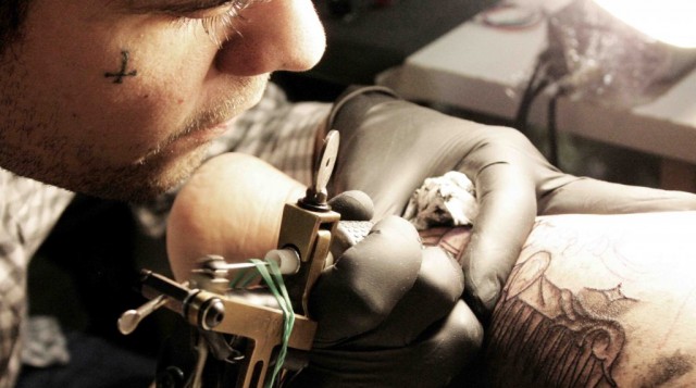 Si fa tatuare da ubriaco il risultato è terribile (FOTO)