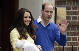 William e Kate mostrano il volto della royal baby (FOTO)