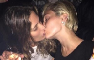 Miley Cyrus fa coming out (FOTO)