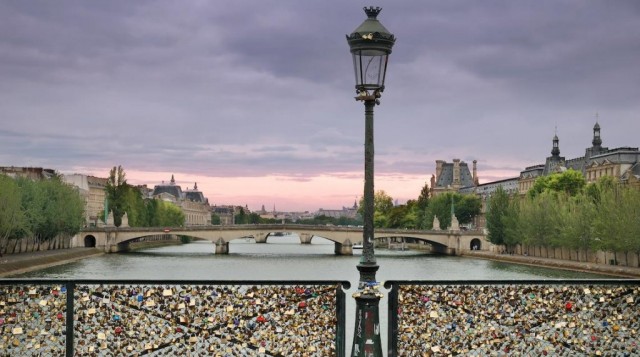 Parigi dice addio ai lucchetti dell'amore