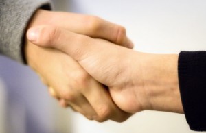 Tutto quello che dice la nostra stretta di mano