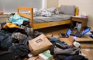 Dormire in una stanza disordinata crea più stress dormire stanza disordinata