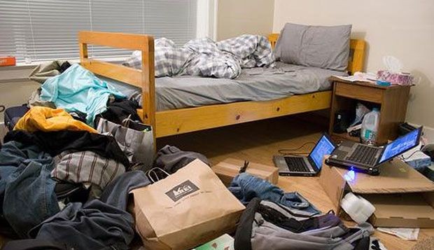 dormire stanza disordinata