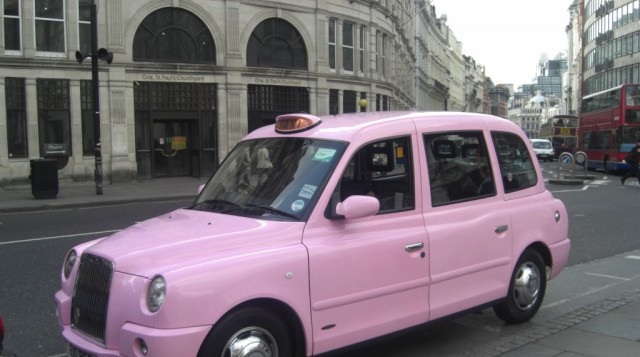 Egitto taxi rosa contro le violenze