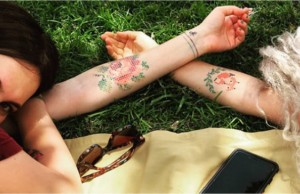 Tatuaggi a punto croce: ecco la nuova mania Instagram (FOTO)