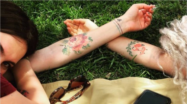 Tatuaggi a punto croce, ecco la nuova mania Instagram (FOTO)
