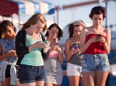 Bon ton, 5 regole per l’uso del cellulare