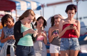 Bon ton, 5 regole per l’uso del cellulare