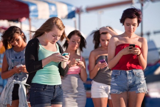 Bon ton, 5 regole per l’uso del cellulare