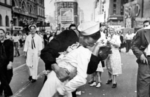 Amore in pubblico, quando anche un bacio è proibito bacio
