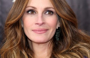 Julia Roberts sfida gli standard di bellezza così (FOTO)