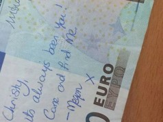 Scrive un messaggio d’amore su una banconota, i due si ritrovano