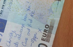 Scrive un messaggio d’amore su una banconota, i due si ritrovano