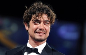 Riccardo Scamarcio ‘conteso’ tra Chiatti e Golino (FOTO)