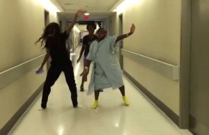 Usa, futura mamma balla con le doglie (VIDEO)