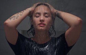 Demi Lovato: nuda, senza trucco e senza ritocchi (FOTO)