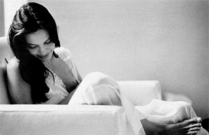 Brad Pitt fotografa Angelina Jolie (FOTO)