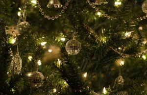 Luci di Natale: 3 modi per decorare l’albero (VIDEO)