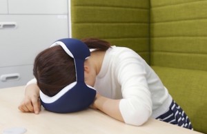 Il cuscino per addormentarsi sulla scrivania