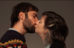 Israeliani e palestinesi si baciano (VIDEO)