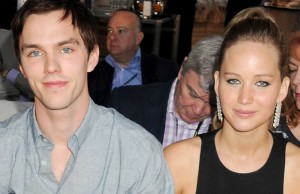 Jennifer Lawrence e Nicholas Hoult sorpresi insieme ai Golden Globes (FOTO)