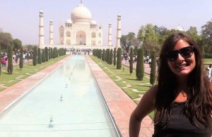 Katy Colins, lasciata sull’altare, viaggia per il mondo (FOTO)