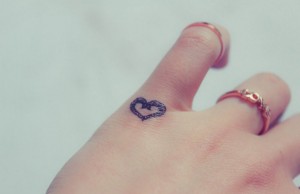 Tatuaggi sulle dita per decorare le mani (FOTO)