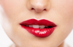 Il rossetto rosso ci salva la serata e la vita (FOTO)