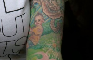 Il tatuaggio a sostegno del figlio transgender (FOTO)