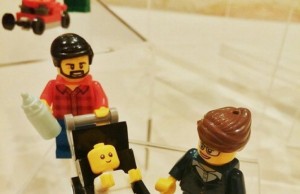 Lego: papà hipster con biberon e passeggino