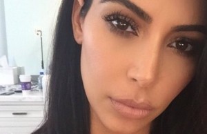 Kim Kardashian presenta il figlio Saint (FOTO)