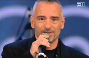 Eros Ramazzotti a Sanremo: il madley fa sognare, la gaffe un po’ meno