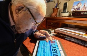 Nonno Antonio torna a leggere grazie al tablet