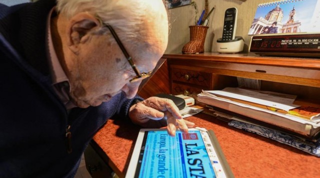 Nonno Antonio torna a leggere grazie al tablet