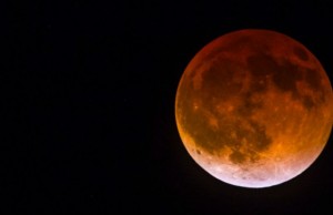 Come influirà l’eclissi lunare del 23 marzo sui segni zodiacali?