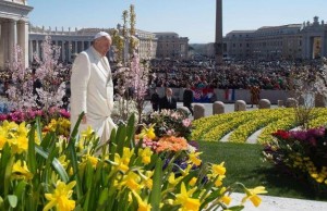 Il Vaticano si veste di fiori per la festa di Pasqua (FOTO)