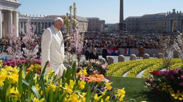 Il Vaticano si veste di fiori per la festa di Pasqua (FOTO)