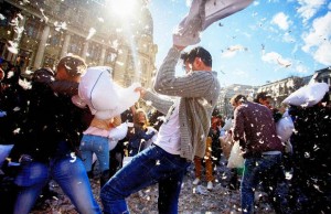 Napoli: tutti in piazza per la ‘Giornata della lotta coi cuscini’