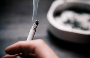 Cancro: tassa di un centesimo sulle sigarette per finanziarne la ricerca