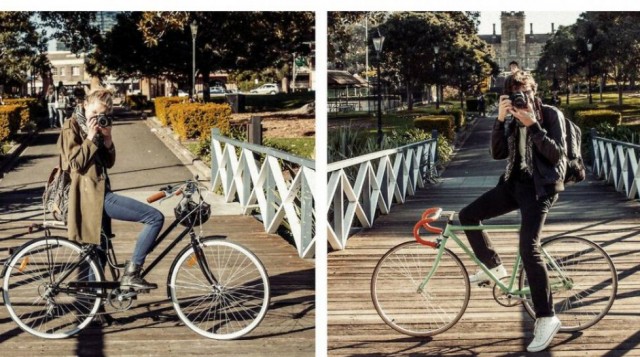 La coppia che si fotografa viaggiando coppia che si fotografa viaggiando
