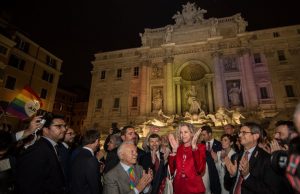 Unioni civili: la fontana di Trevi si tinge di arcobaleno (FOTO)