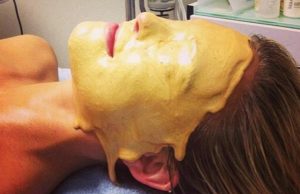 La nuova moda delle star è il #Maskselfie (FOTO)