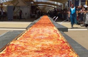 Napoli: sfida per realizzare la pizza più lunga del mondo